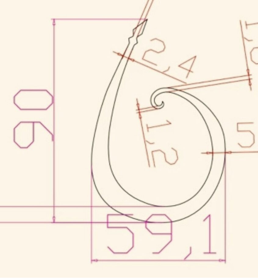 0.8mmという最適解の厚みと、計算され尽くした「二段構え」のシルエットでした。